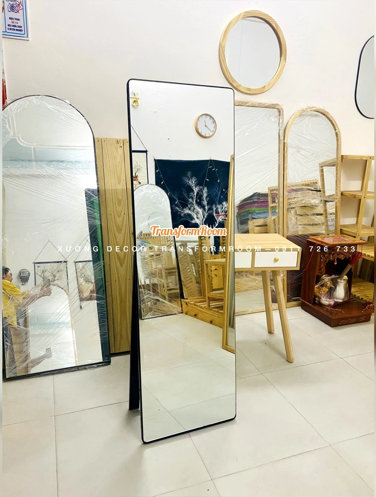 Xưởng gương Home Tân Lộc tại Đà Nẵng với các mẫu gương vòm, bo góc và gương tròn khung gỗ