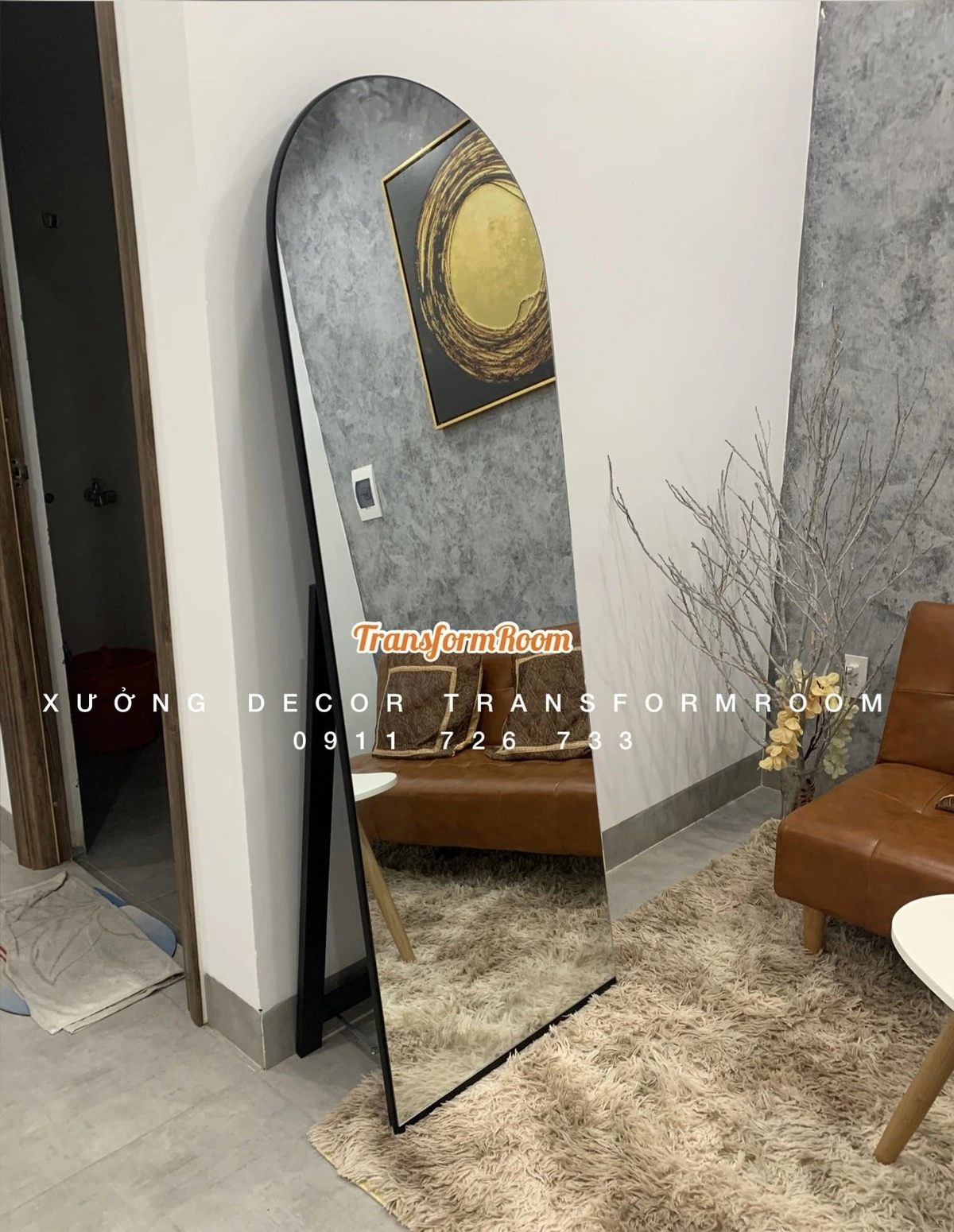 Gương vòm tràn viền đen dựng trong phòng khách một căn hộ ở Đà Nẵng
